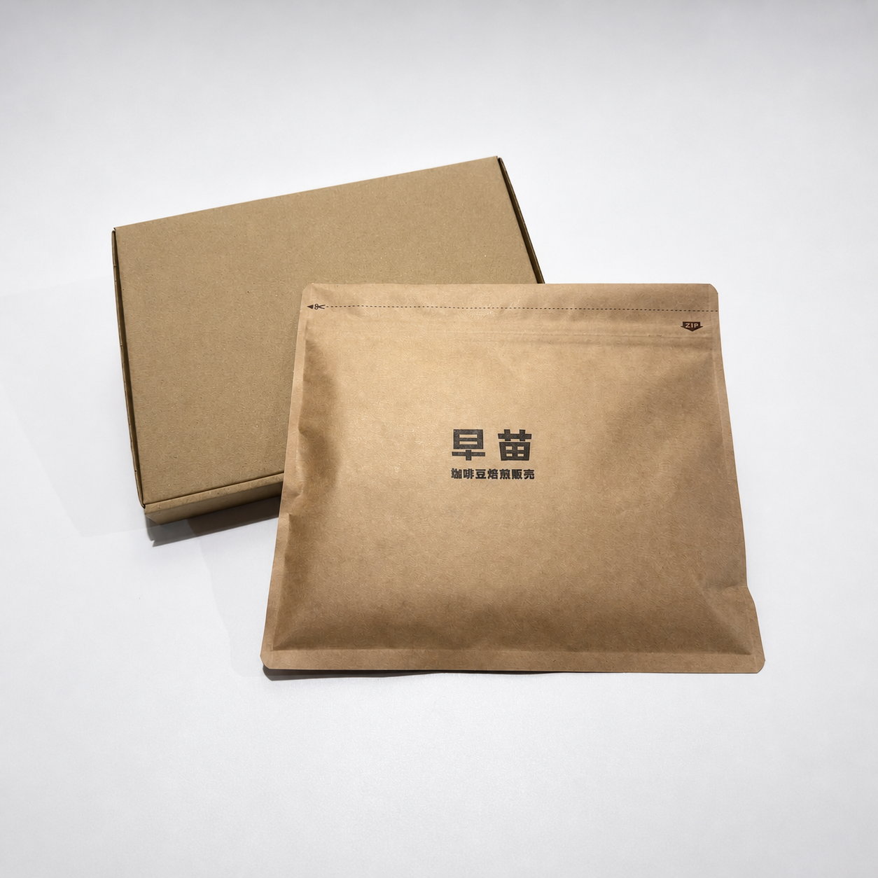 初めての方限定商品「お試し 早苗スペシャルティ100g」— 白背景で整えたクラフト袋と発送用箱